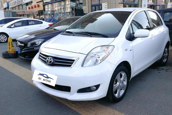 Toyota Yaris 5 portas 5 lugares hatchback a gasolina com teto solar e faróis LED