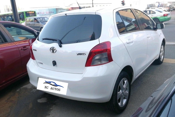 Toyota Yaris 5 portas 5 lugares hatchback a gasolina com teto solar e faróis LED