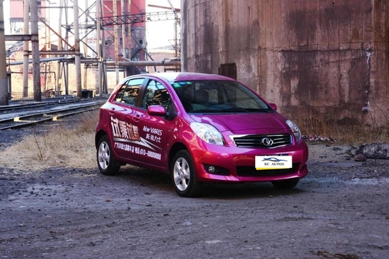 Toyota Yaris 5 portas 5 lugares hatchback a gasolina com teto solar e faróis LED