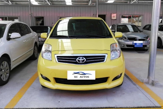 Toyota Yaris 5 portas 5 lugares hatchback a gasolina com teto solar e faróis LED