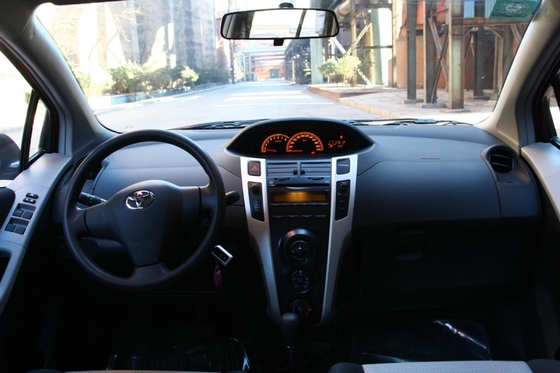 Toyota Yaris 5 portas 5 lugares hatchback a gasolina com teto solar e faróis LED