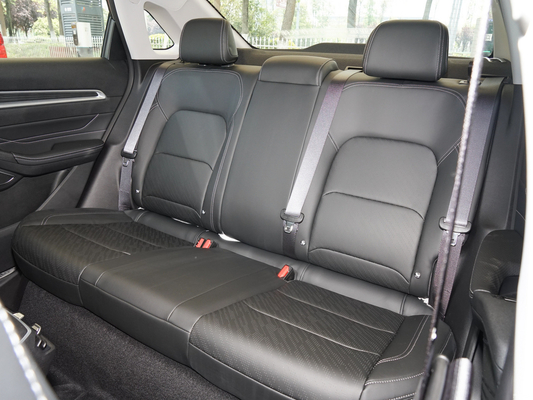 Grande valor Geely Emgrand Sedan com Macpherson Suspensão Frontais e tamanho do pneu R16