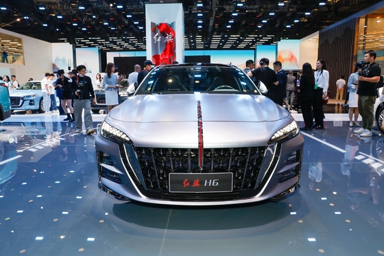 Direção elétrica Hongqi H6 Carro desportivo a gasolina com regulagem do banco do condutor