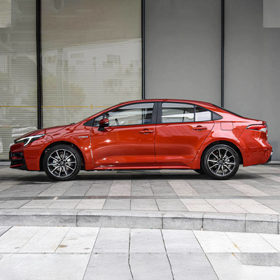 2023 Sedan Toyota Corolla à esquerda com 8 números de mudança para a frente
