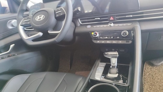 Modelo Hyundai Elantra 2024 com sistema de direção elétrica e L*W*H mm 4720*1810*1415