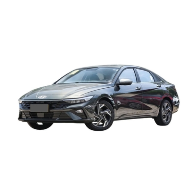 Sedan acessível 2024 Hyundai Elantra com caixa de engrenagens automática e híbrido elétrico