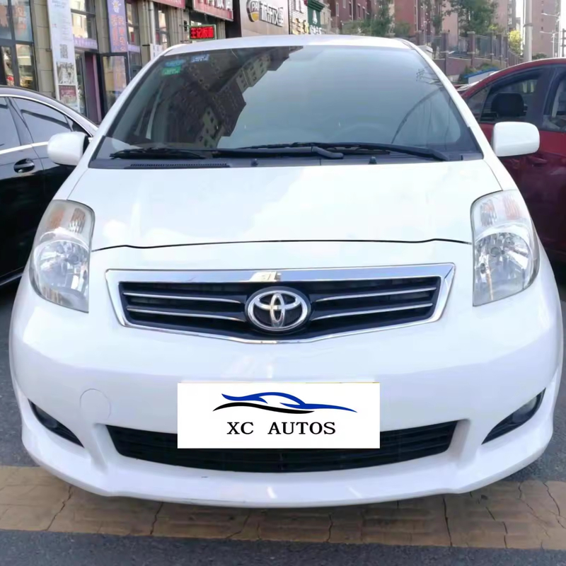 Toyota Yaris 5 portas 5 lugares hatchback a gasolina com teto solar e faróis LED